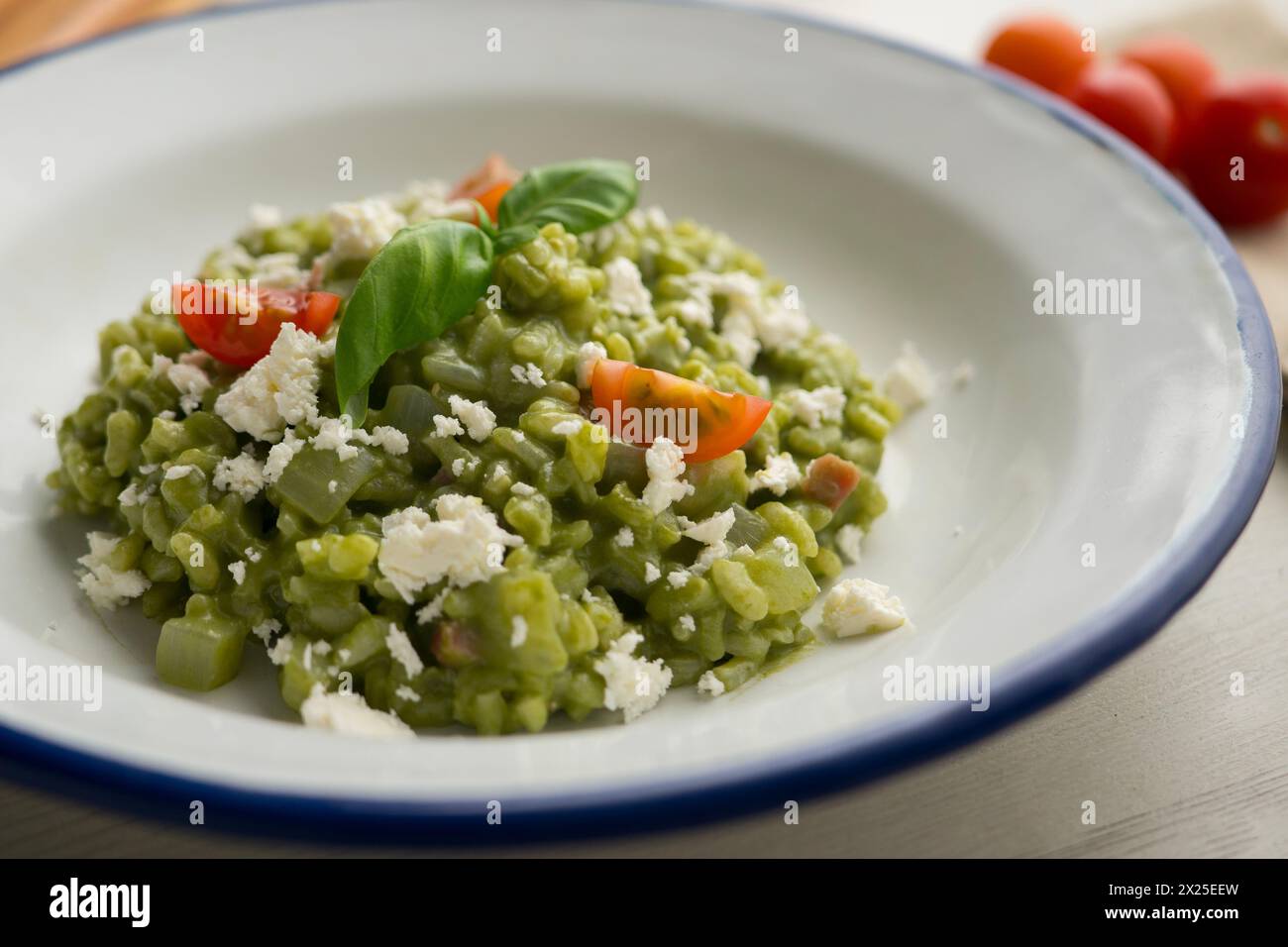 Risotto cremoso all'italiana con spinaci e formaggio. Ricetta tradizionale italiana. Foto Stock