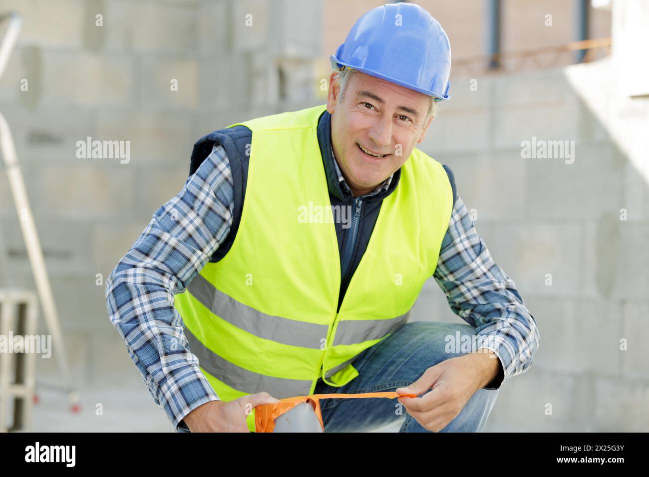 un costruttore felice sta posando all'aperto Foto Stock