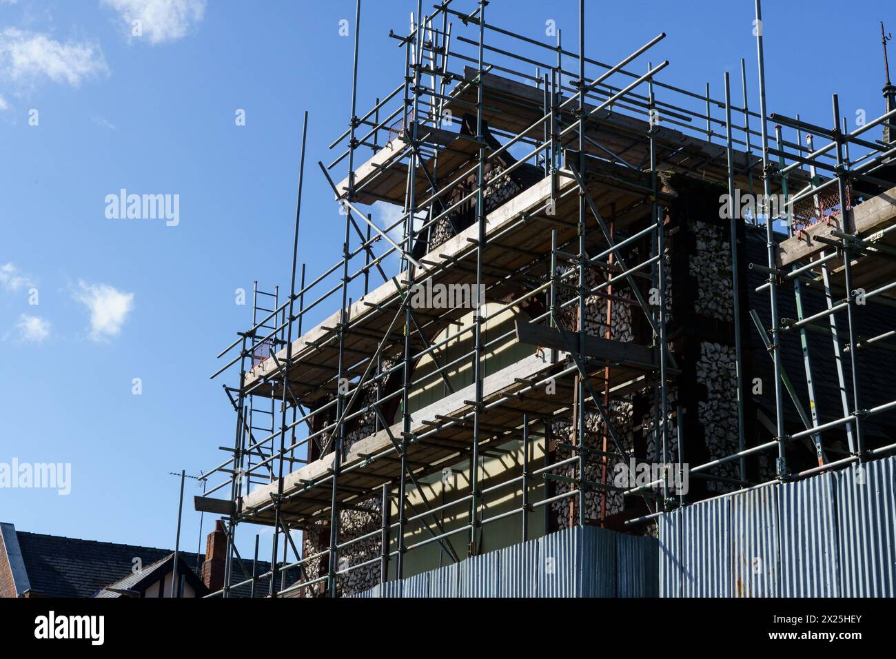 I lavori di restauro sono iniziati a Trafalgar St Church, come parte del Beverley Road Townscape Heritage Scheme, Hull, East Yorkshire. Foto Stock