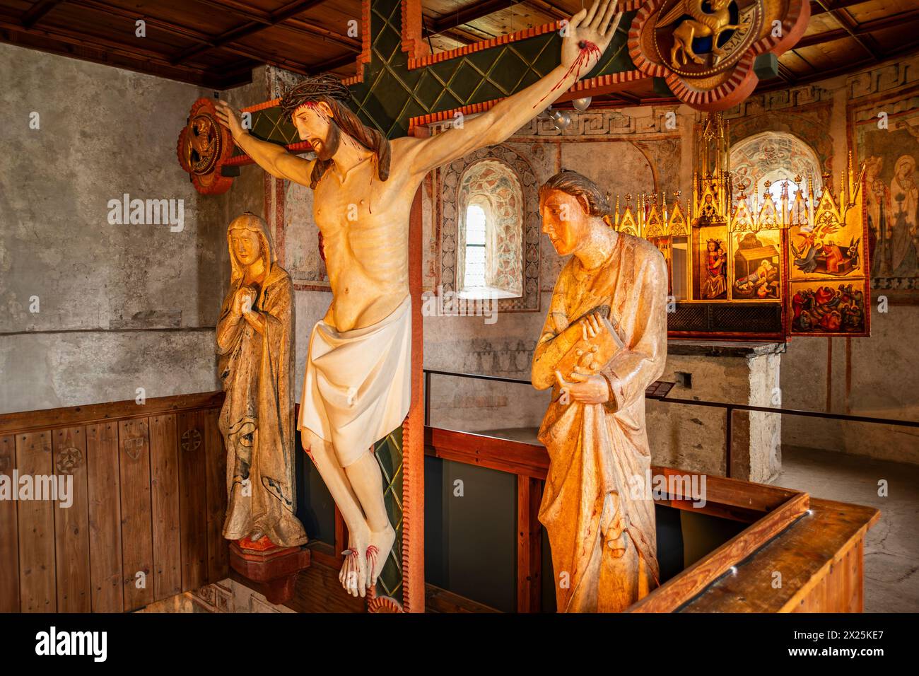 Kreuzigungsgruppe von um 1330, Schlosskapelle von Schloss Tirol in Tirol bei Merano, Burggrafenamt, Südtirol, Italien, nur zur redaktionellen Verw Foto Stock