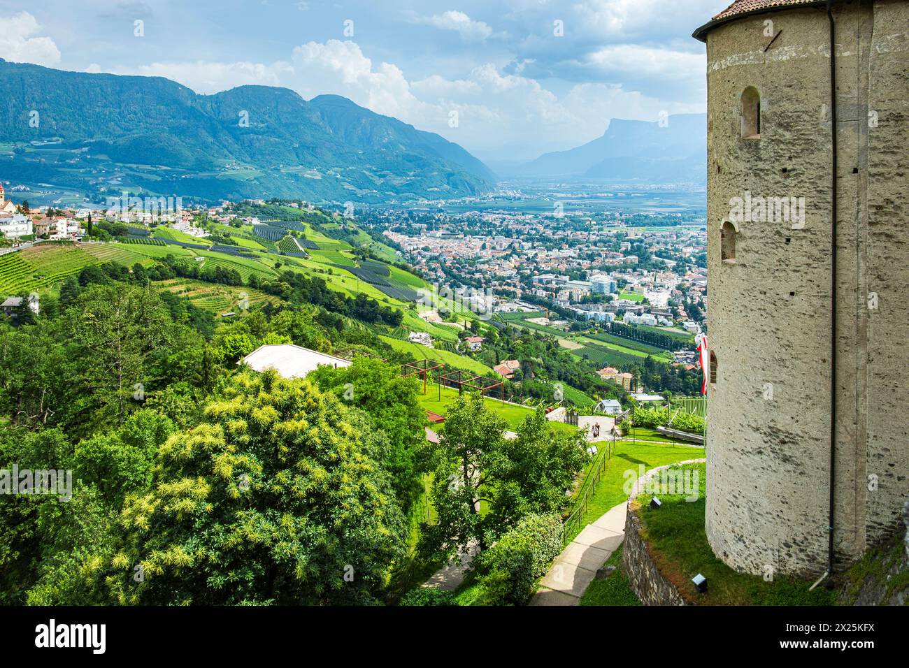Vista dal castello Tirolo a Tirolo Tirolo e Merano, Burgraviato, alto Adige, Italia. Foto Stock