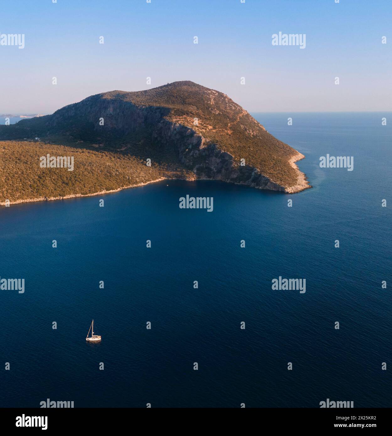 Barca a vela singola in una baia vista aerea pomeridiana a Kalkan Antalya TURCHIA Foto Stock