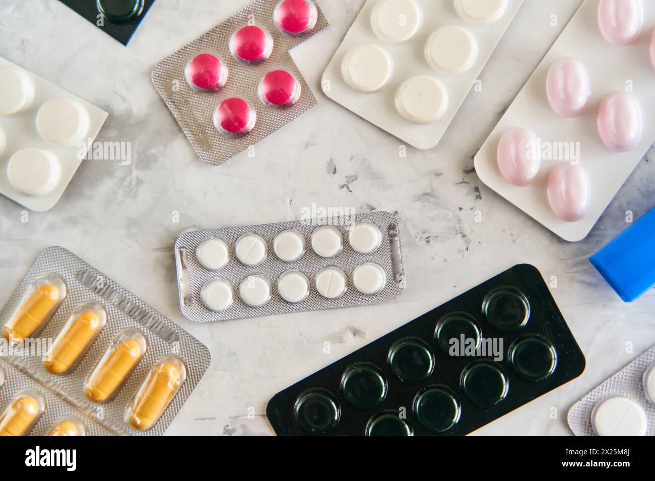 Pillole capsule medicina salute su sfondo chiaro, vista dall'alto Foto Stock