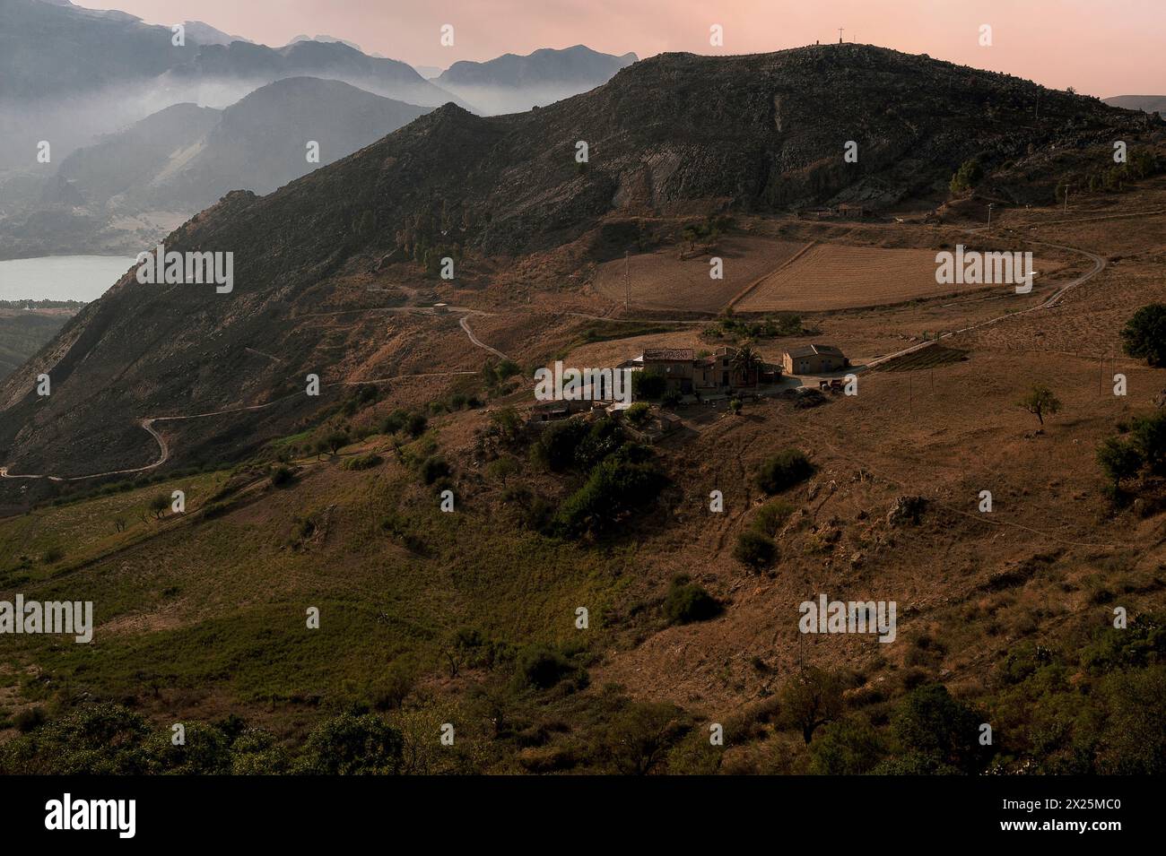 Vista serale del Lago Rosamarina o del Lago Rosamarina e delle lontane vette montuose della Sicilia, Italia. Foto Stock