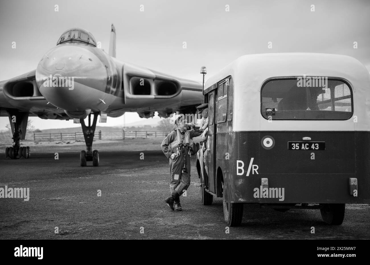 Avro Vulcan B.2 XJ823, (V.Bomber) mostra al Solway Aviation Museum durante le riprese fotografiche serali/notturne con reenattori Foto Stock