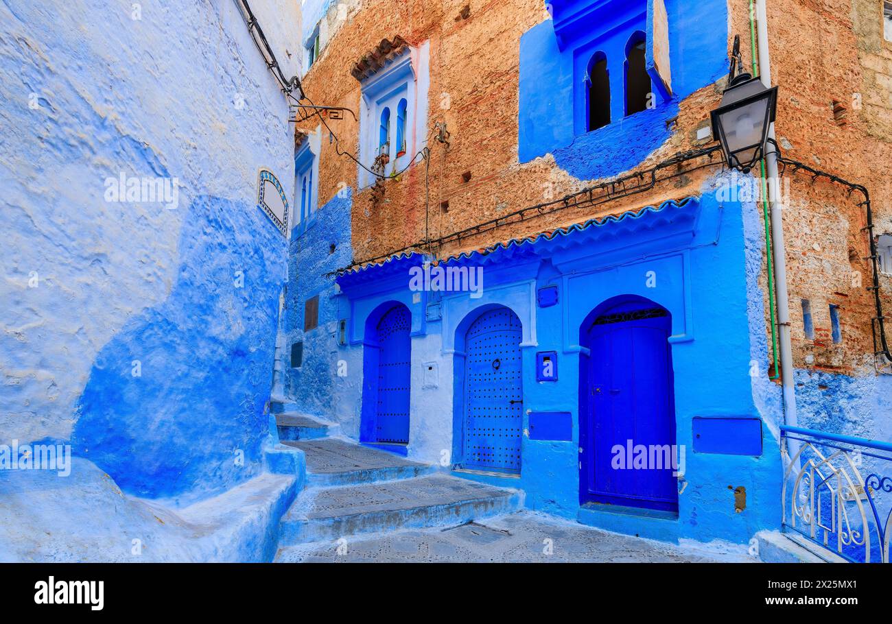 Chefchaouen, Marocco. La vecchia città fortificata, o medina con le sue case tradizionali dipinte in blu e bianco. Foto Stock