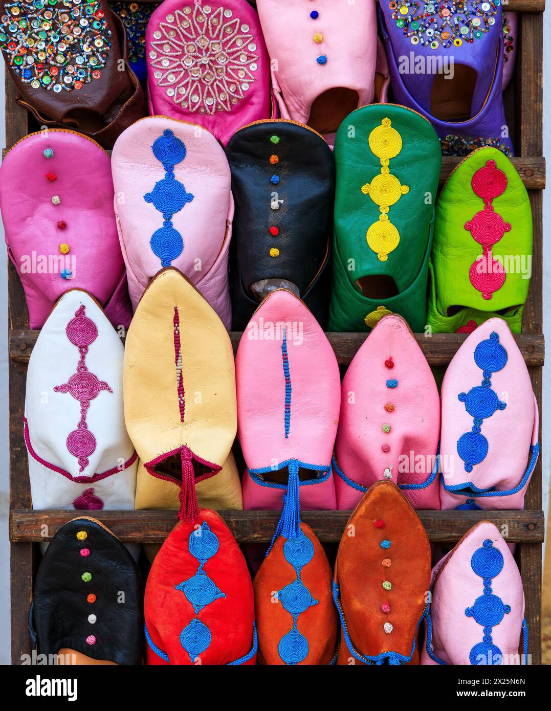 Rabat, Marocco. Il babouche, le tradizionali scarpe marocchine in pelle. Foto Stock