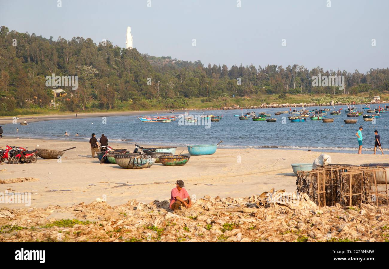Barche da pesca, penisola di Son tra, Vietnam. Scena in spiaggia Foto Stock