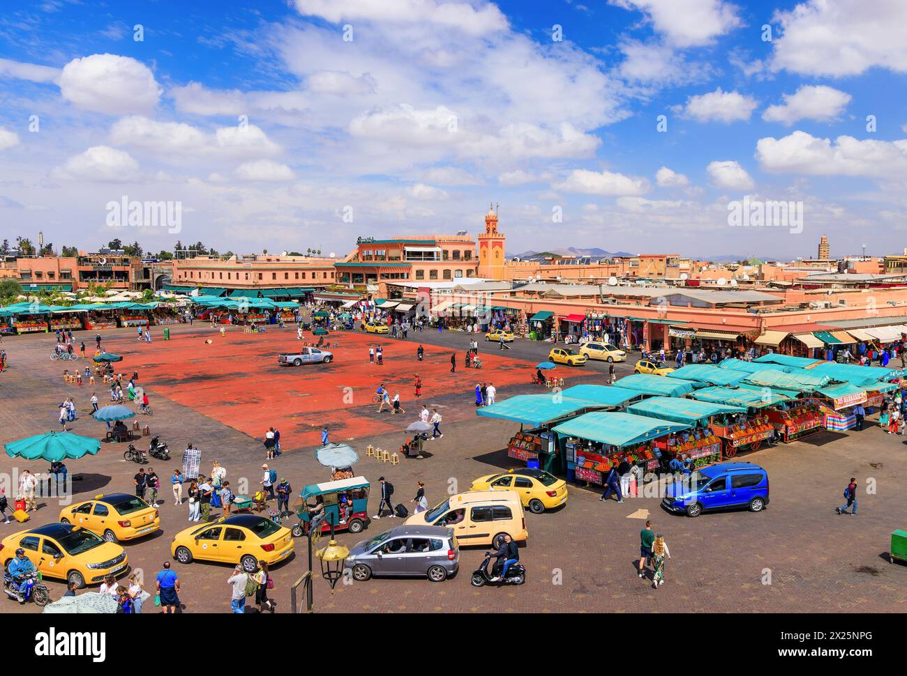 Marrakech, Marocco - 24 marzo 2024: Piazza Jemaa el-Fnaa. Foto Stock