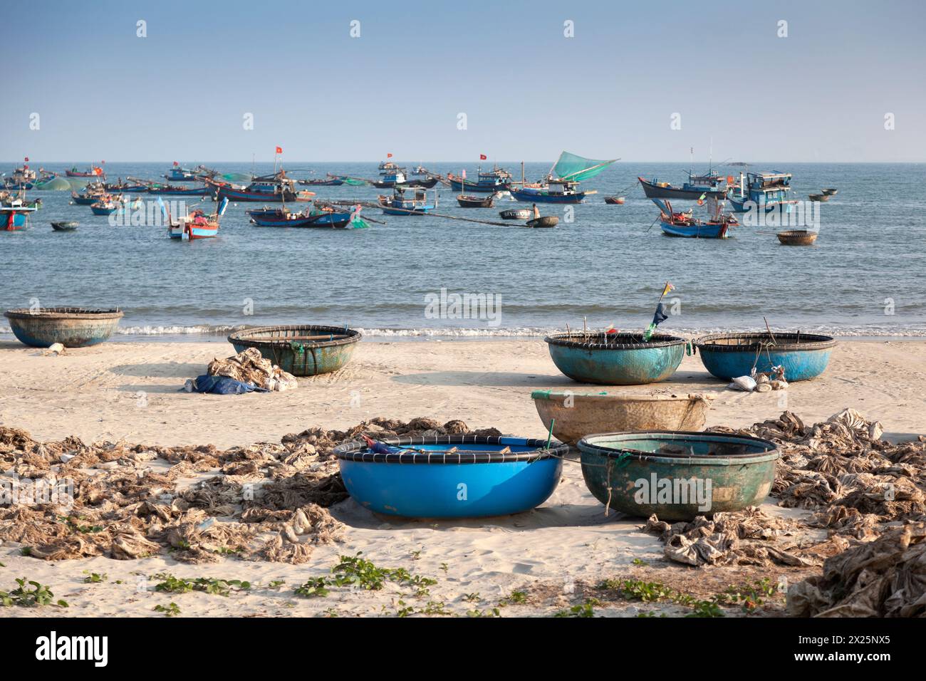 Barche da pesca, penisola di Son tra, Vietnam. Scena in spiaggia Foto Stock