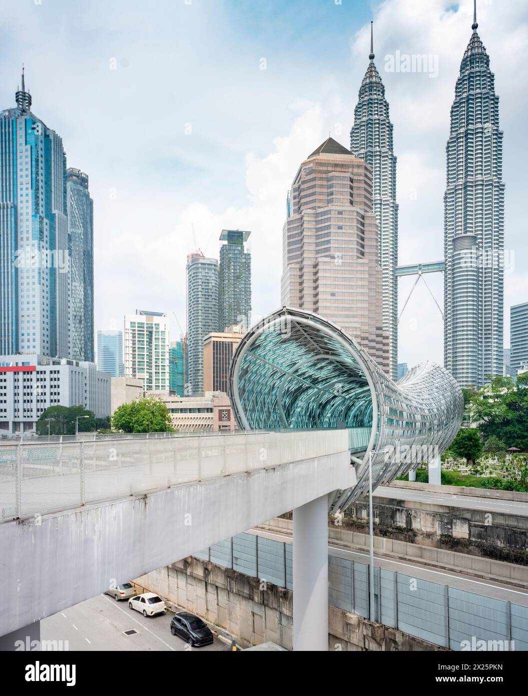 Lo squisito e moderno ponte coperto, aperto nel 2020, conduce dal cimitero musulmano, attraverso il fiume Klang e la trafficata autostrada per il vecchio quartiere di Ka Foto Stock
