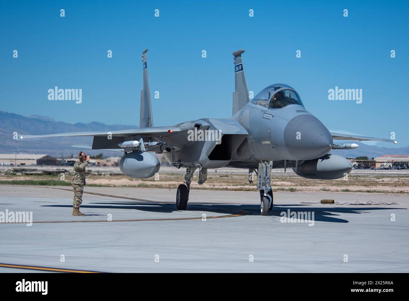 U.S. Air Force Tech. Sergente Nelson Pacheco, un 125th Aircraft Maintenance Squadron artigiano per la manutenzione strutturale degli aeromobili, Salutes tenente colonnello James Smit Foto Stock