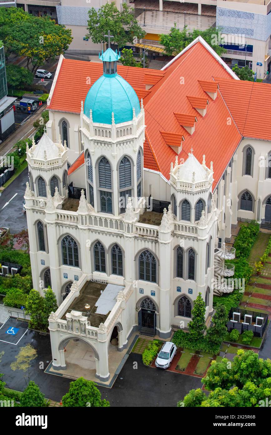 Guardando dall'alto verso la chiesa di St Josephs in Victoria Street, Singapore Foto Stock
