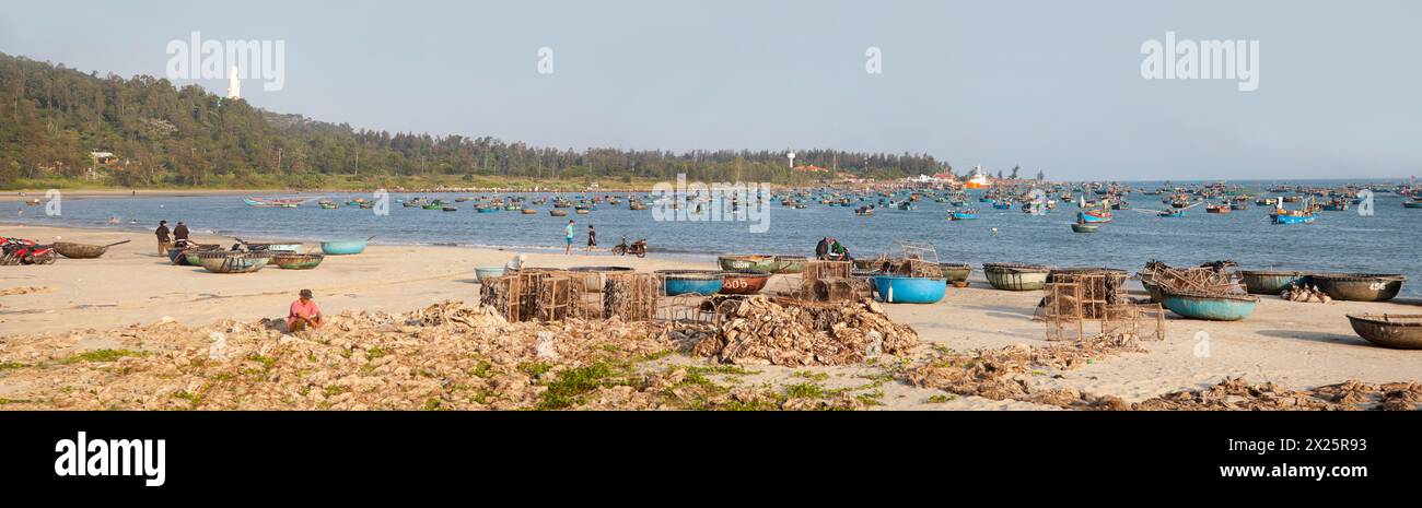 Barche da pesca, penisola di Son tra, Vietnam. Scena in spiaggia Foto Stock