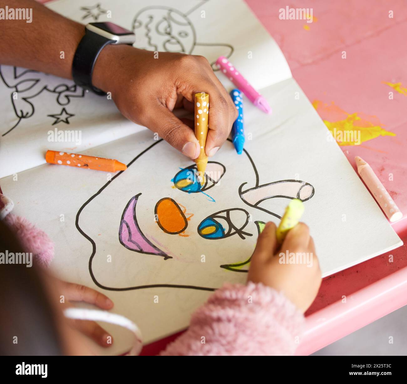 Manuale, libro dei bambini e dei colori con l'aiuto della mamma, che unisce creatività e apprendimento. Casa, disegno di carta e famiglia con pastelli, giovani e.. Foto Stock