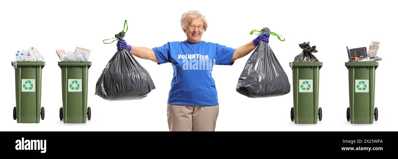 Contenitori per il riciclaggio di materiali e donna anziana volontaria che tiene in mano sacchetti di plastica isolati su sfondo bianco Foto Stock