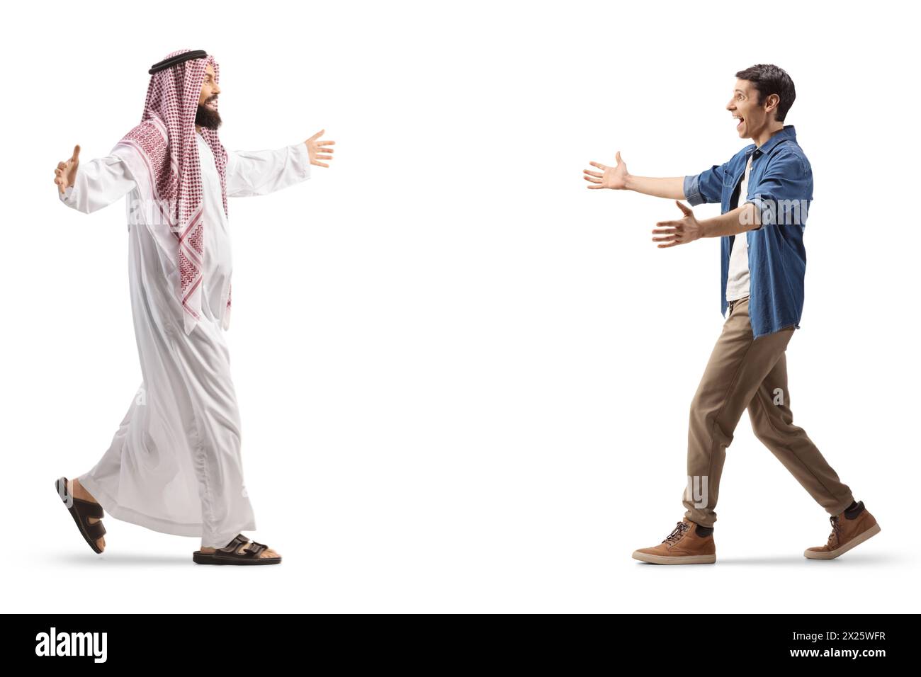Uomo arabo saudita in abiti islamici che incontra e saluta un giovane casual isolato su sfondo bianco Foto Stock