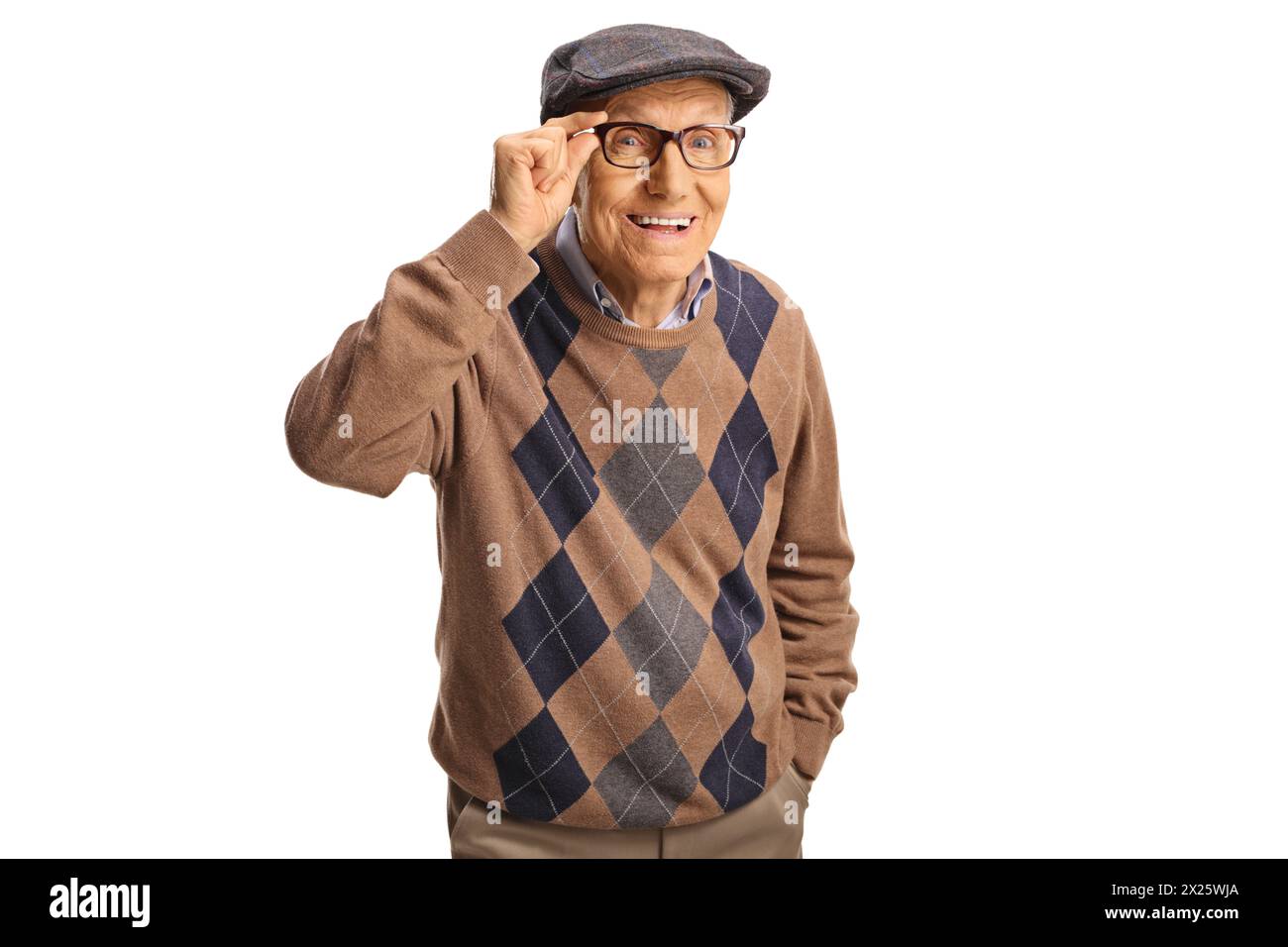 Uomo anziano con gli occhiali e sorridente isolato su sfondo bianco Foto Stock