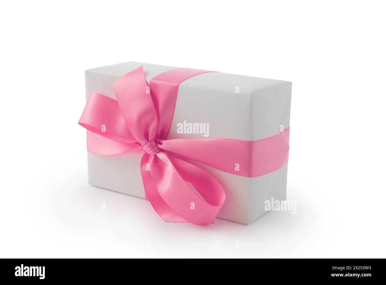 Confezione regalo bianca con fiocco a nastro rosa isolata su sfondo bianco, oggetto natalizio Foto Stock