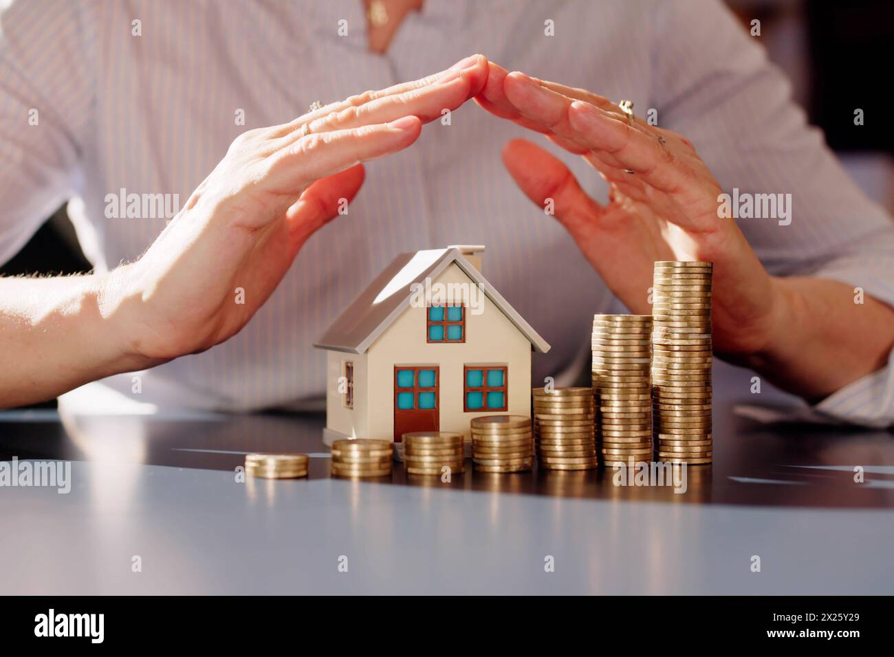 Assicurazione e protezione immobiliari. Aumento dei prezzi Foto Stock