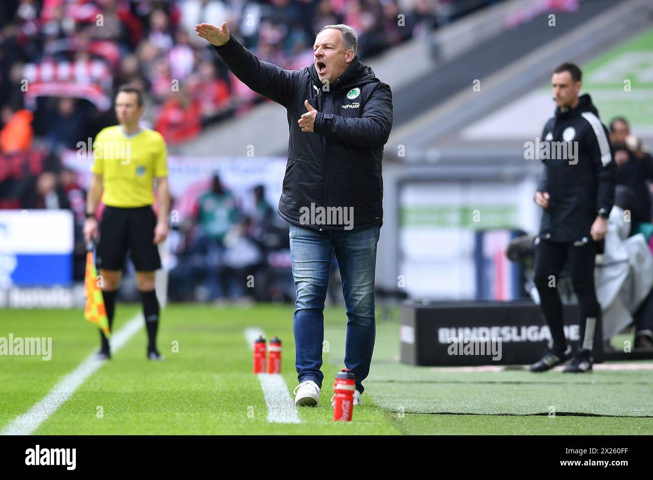 Fussball 2. Bundesliga 30. Spieltag fortuna Duesseldorf - SpVgg Greuther Fuerth AM 20.04.2024 in der Merkur Spiel-Arena a Duesseldorf Alexander Zorniger ( Trainer / Cheftrainer Fuerth ) le normative DFL vietano qualsiasi uso di fotografie come sequenze di immagini e/o quasi-video. Foto: Revierfoto Foto Stock