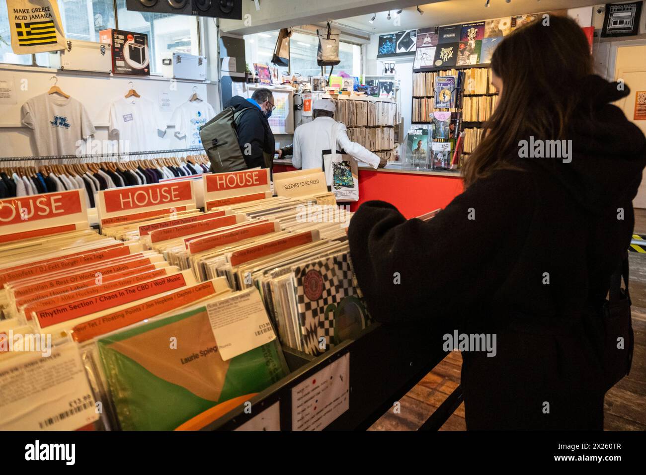 Londra, Regno Unito. 20 aprile 2024. Un cliente della Phonica Records di Soho il giorno del record Store, dove negozi di dischi indipendenti di tutto il mondo celebrano la musica, incluse le uscite speciali in vinile realizzate esclusivamente per la giornata. Secondo l'Entertainment Retailer Association (ERA), il fatturato del vinile è stato di oltre 170 milioni di sterline l'anno scorso, il 16° anno consecutivo per la crescita del formato. Tuttavia, nel Regno Unito lo streaming è la scelta più popolare per il consumo di musica e la maggior parte dei consumatori non possiede più la musica che riproduce. Crediti: Stephen Chung / Alamy Live News Foto Stock