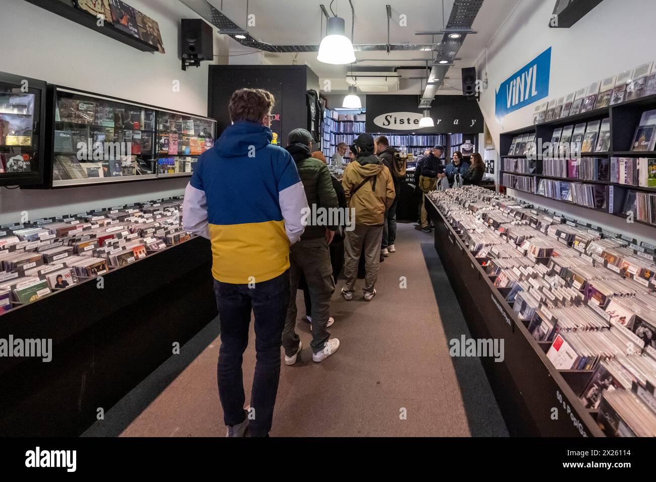 Londra, Regno Unito. 20 aprile 2024. I clienti raccolgono gli acquisti presso la Sister Ray Records di Soho il giorno del record Store, dove negozi di dischi indipendenti di tutto il mondo celebrano la musica, tra cui le uscite speciali in vinile realizzate esclusivamente per la giornata. Secondo l'Entertainment Retailer Association (ERA), il fatturato del vinile è stato di oltre 170 milioni di sterline l'anno scorso, il 16° anno consecutivo per la crescita del formato. Tuttavia, nel Regno Unito lo streaming è la scelta più popolare per il consumo di musica e la maggior parte dei consumatori non possiede più la musica che riproduce. Crediti: Stephen Chung / Alamy Live News Foto Stock