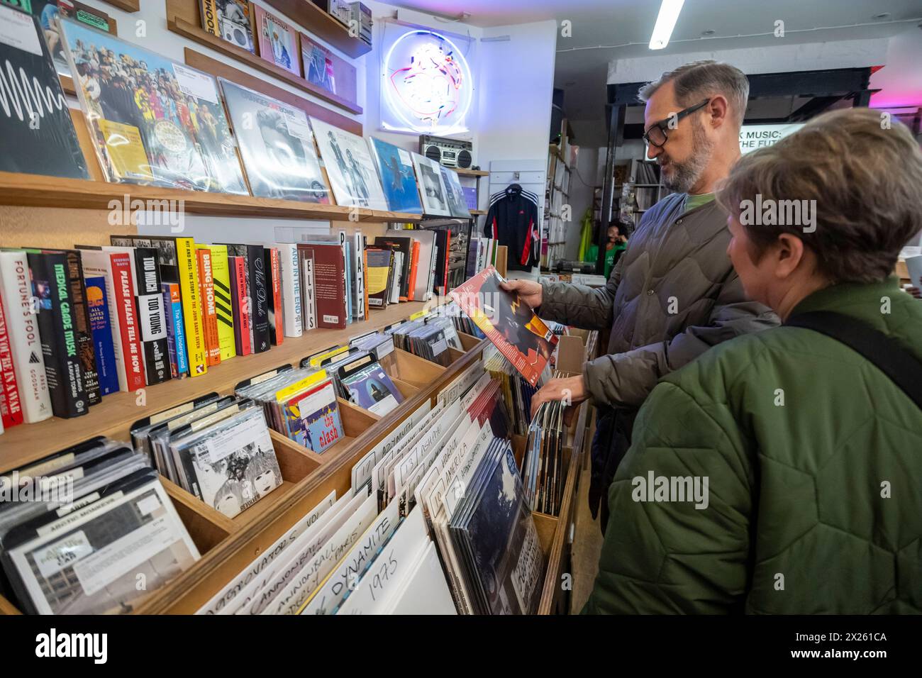 Londra, Regno Unito. 20 aprile 2024. I clienti possono sfogliare i suoni dell'universo a Soho nel giorno del record Store, dove negozi di dischi indipendenti di tutto il mondo celebrano la musica, incluse le uscite speciali in vinile realizzate esclusivamente per la giornata. Secondo l'Entertainment Retailer Association (ERA), il fatturato del vinile è stato di oltre 170 milioni di sterline l'anno scorso, il 16° anno consecutivo per la crescita del formato. Tuttavia, nel Regno Unito lo streaming è la scelta più popolare per il consumo di musica e la maggior parte dei consumatori non possiede più la musica che riproduce. Crediti: Stephen Chung / Alamy Live News Foto Stock