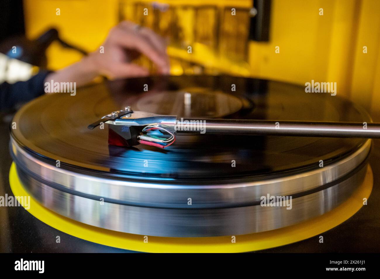 Londra, Regno Unito. 20 aprile 2024. Un giradischi della Third Man Records (di proprietà di Jack White dei White Stripes) a Soho nel giorno del record Store, dove negozi di dischi indipendenti di tutto il mondo celebrano la musica, incluse le uscite speciali in vinile realizzate esclusivamente per quel giorno. Secondo l'Entertainment Retailer Association (ERA), il fatturato del vinile è stato di oltre 170 milioni di sterline l'anno scorso, il 16° anno consecutivo per la crescita del formato. Tuttavia, nel Regno Unito lo streaming è la scelta più popolare per il consumo di musica e la maggior parte dei consumatori non possiede più la musica che riproduce. Crediti: Stephen Chung / Alamy Live News Foto Stock