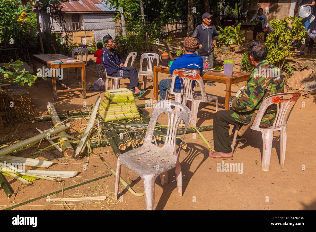 DONKHOUN, LAOS - 27 NOVEMBRE 2019: Abitanti del villaggio che preparano una nave galleggiante per placare gli spiriti nel villaggio di Donkhoun (Done Khoun) vicino a Nong Khiaw, Laos Foto Stock