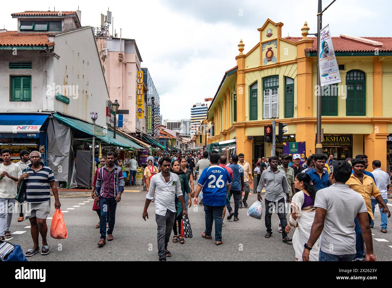 La gente che attraversa Campbell Lane da e per Little India nel quartiere urbano di Singapore di domenica Foto Stock
