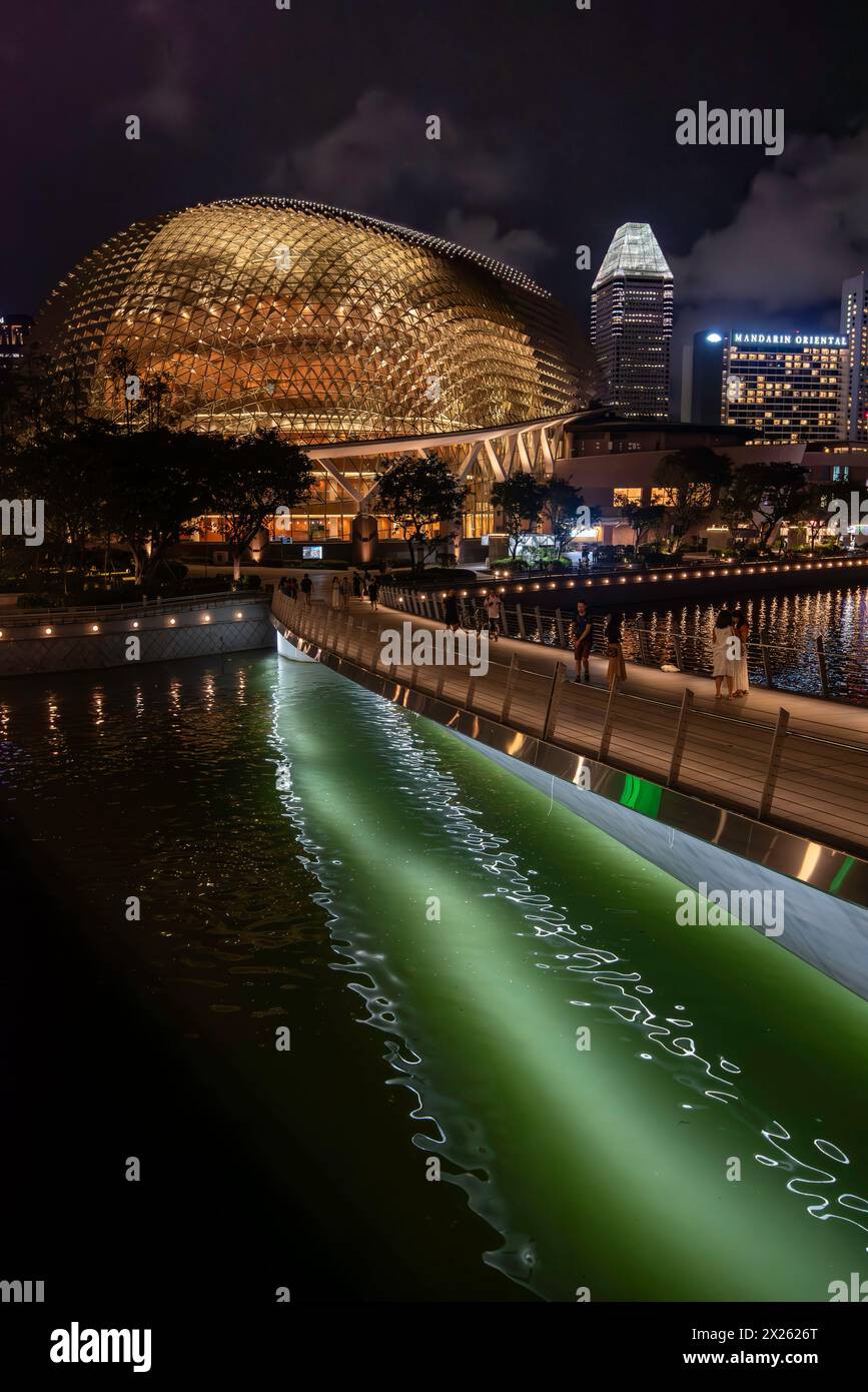 Il Jubilee Bridge di notte che si riflette sul fiume Singapore e la Esplanade Concert Hall si illuminano di notte a Singapore Foto Stock