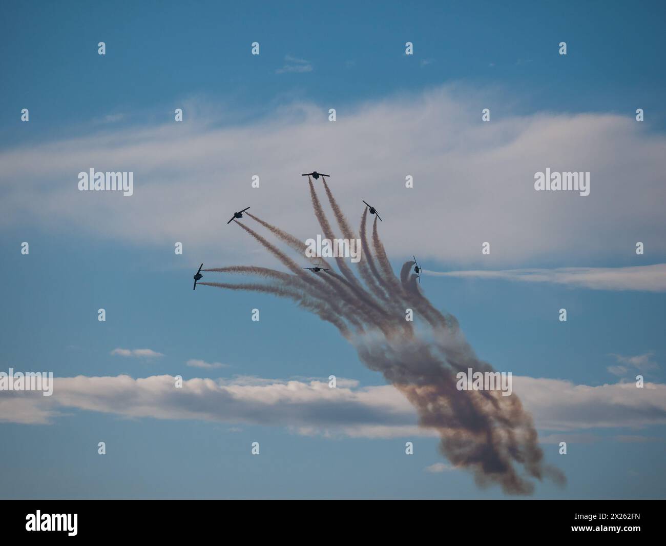 Spettacolo aereo dell'aeronautica svedese sull'aeroporto F16 di Ärna, Uppsala, Svezia. I caccia svedesi volano in una formazione di combattimento ravvicinata e perfetta. 2018-08-25 Foto Stock