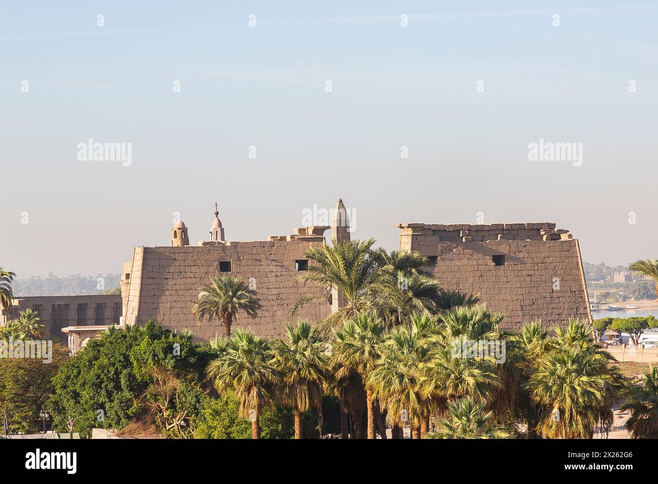 Egitto, tempio di Luxor, primo pilone e minareti della moschea di Abu el Haggag. Foto Stock