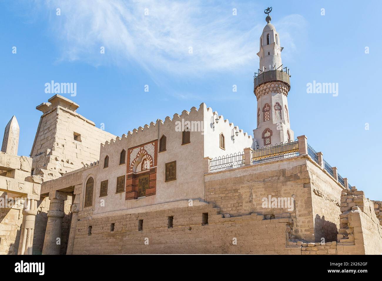 Egitto, tempio di Luxor, moschea di Abu el Haggag, costruita direttamente su colonne faraoniche. Foto Stock