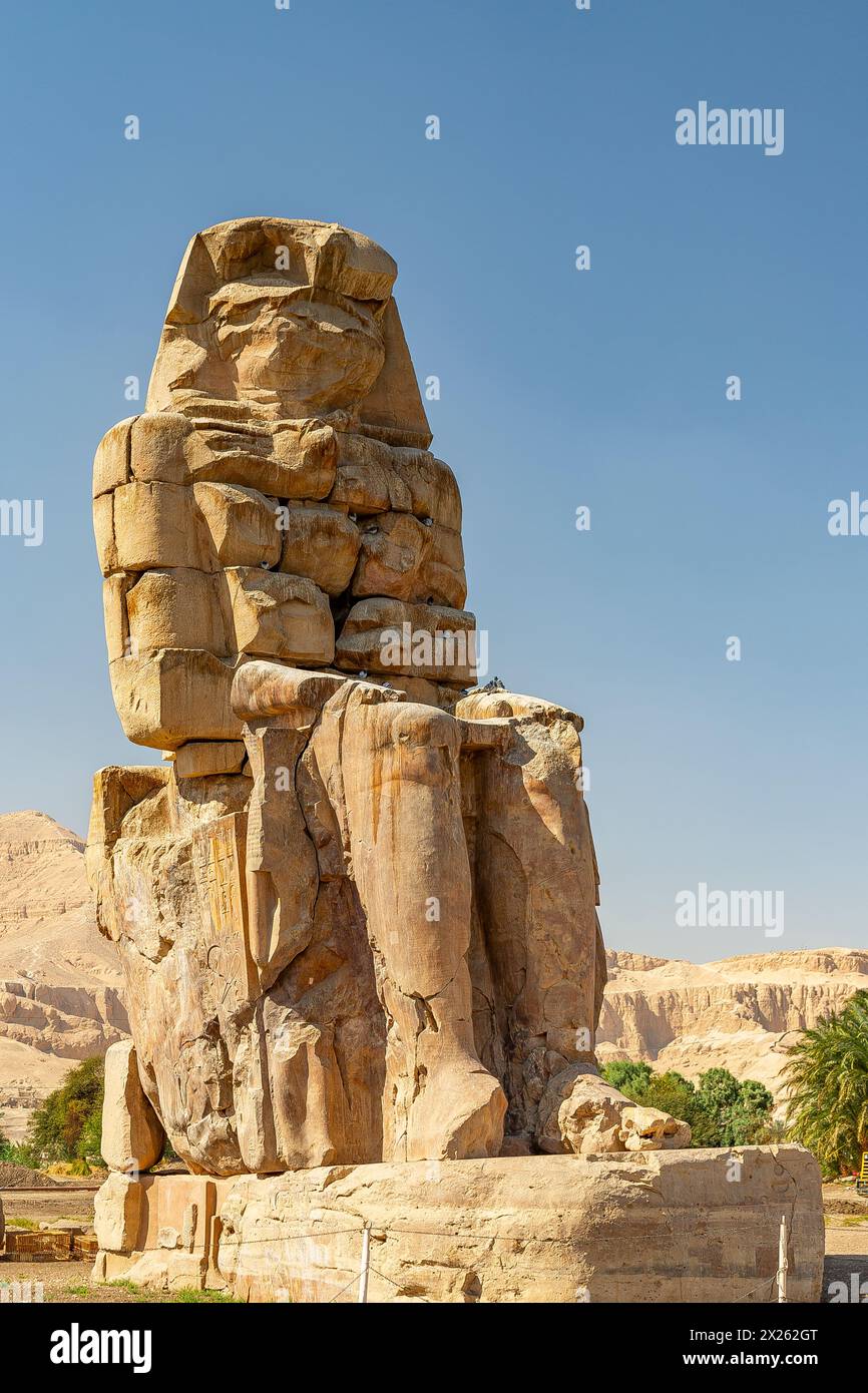 Egitto, Luxor West Bank, Kom el Hettan, il tempio da un milione di anni di Amenofi 3: Primo pilone, Memnone colossus. Foto Stock