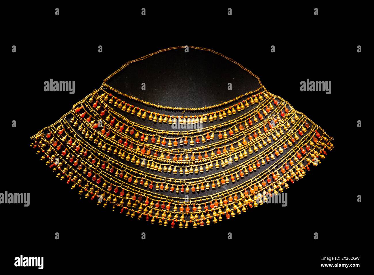 Egitto, Museo Egizio del Cairo, ampio colletto (colletto Usekh) di perle d'oro e corniola. Foto Stock