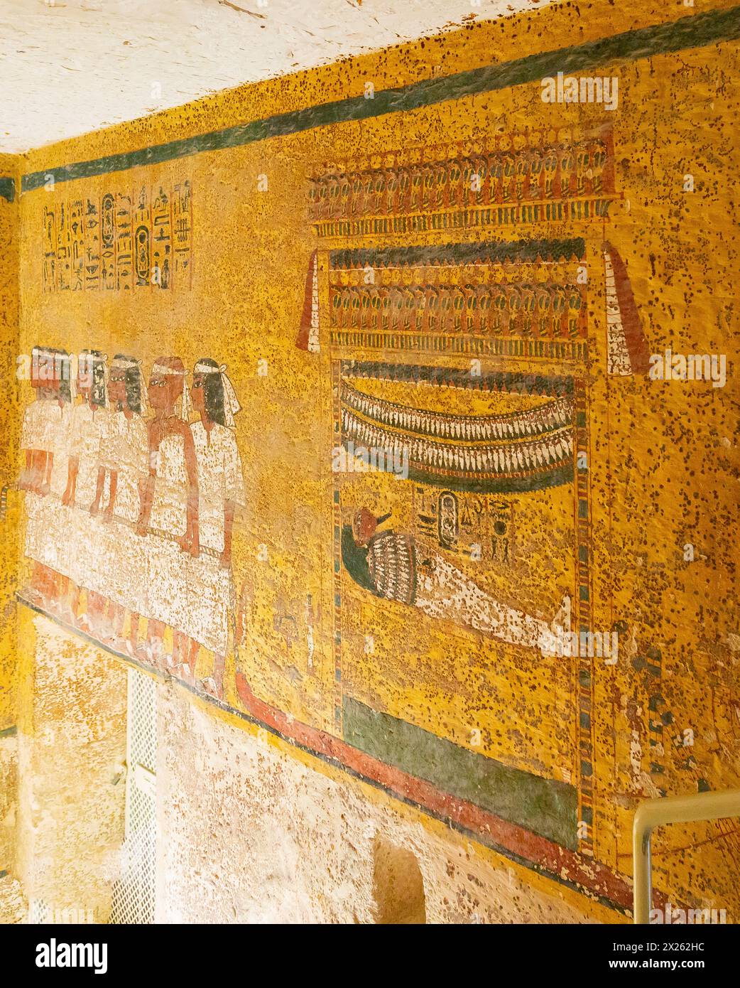 Egitto, Luxor, tomba di Tutankhamon, parete est della sala funeraria: Processione funebre. Foto Stock