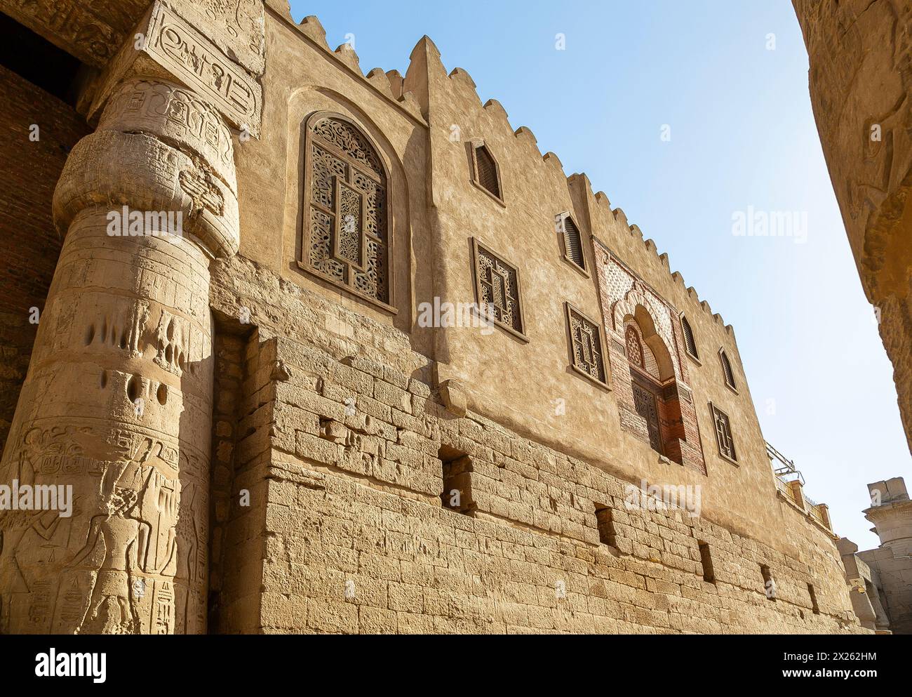 Egitto, tempio di Luxor, moschea di Abu el Haggag, costruita direttamente su colonne faraoniche. Foto Stock