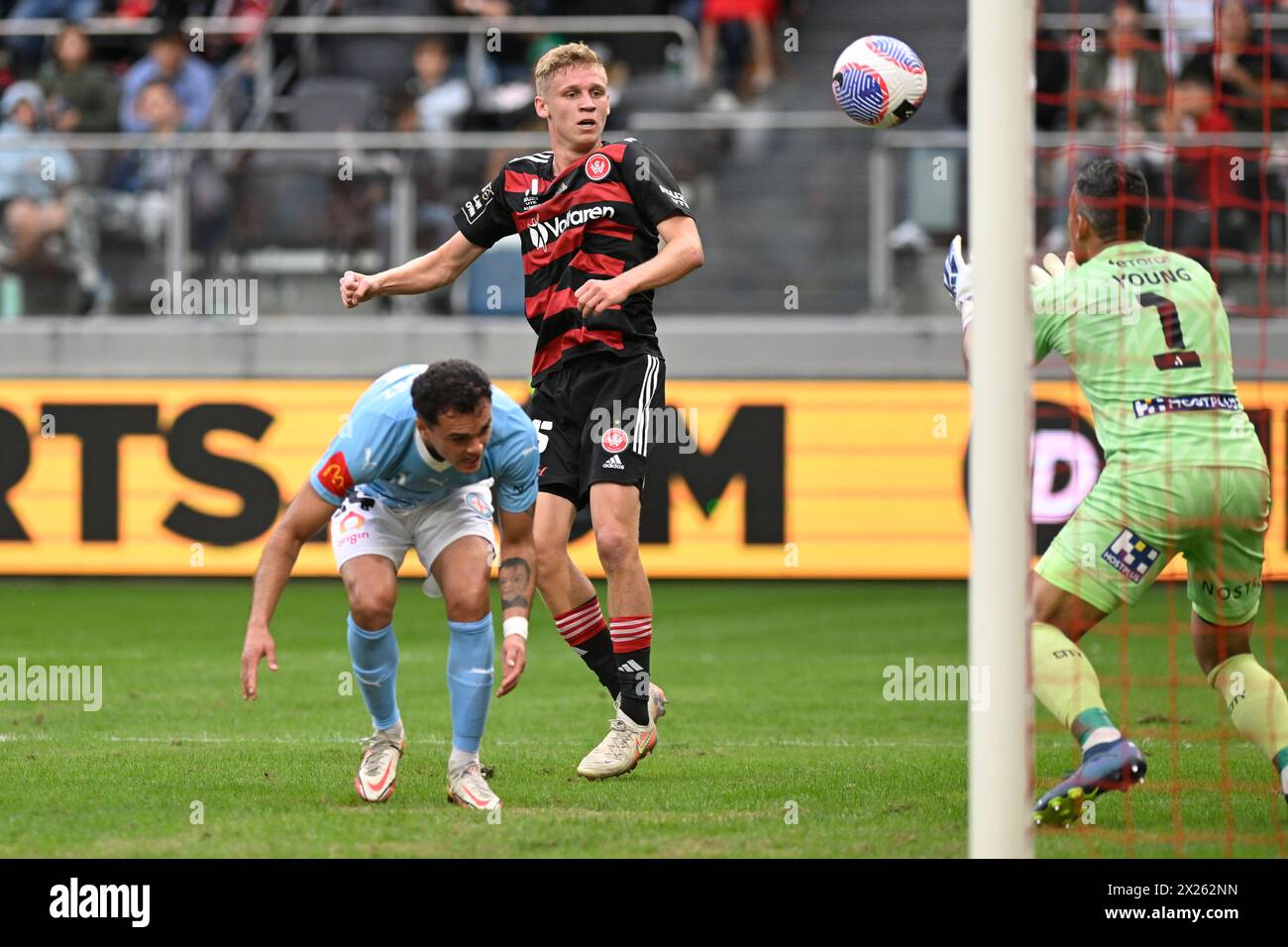 20 aprile 2024; CommBank Stadium, Sydney, NSW, Australia: A-League Football, WESTERN Sydney Wanderers contro Melbourne City; Zac Sapsford di Western Sydney Wanderers guarda il suo colpo di testa in porta mentre Jamie Young di Melbourne City salva Foto Stock