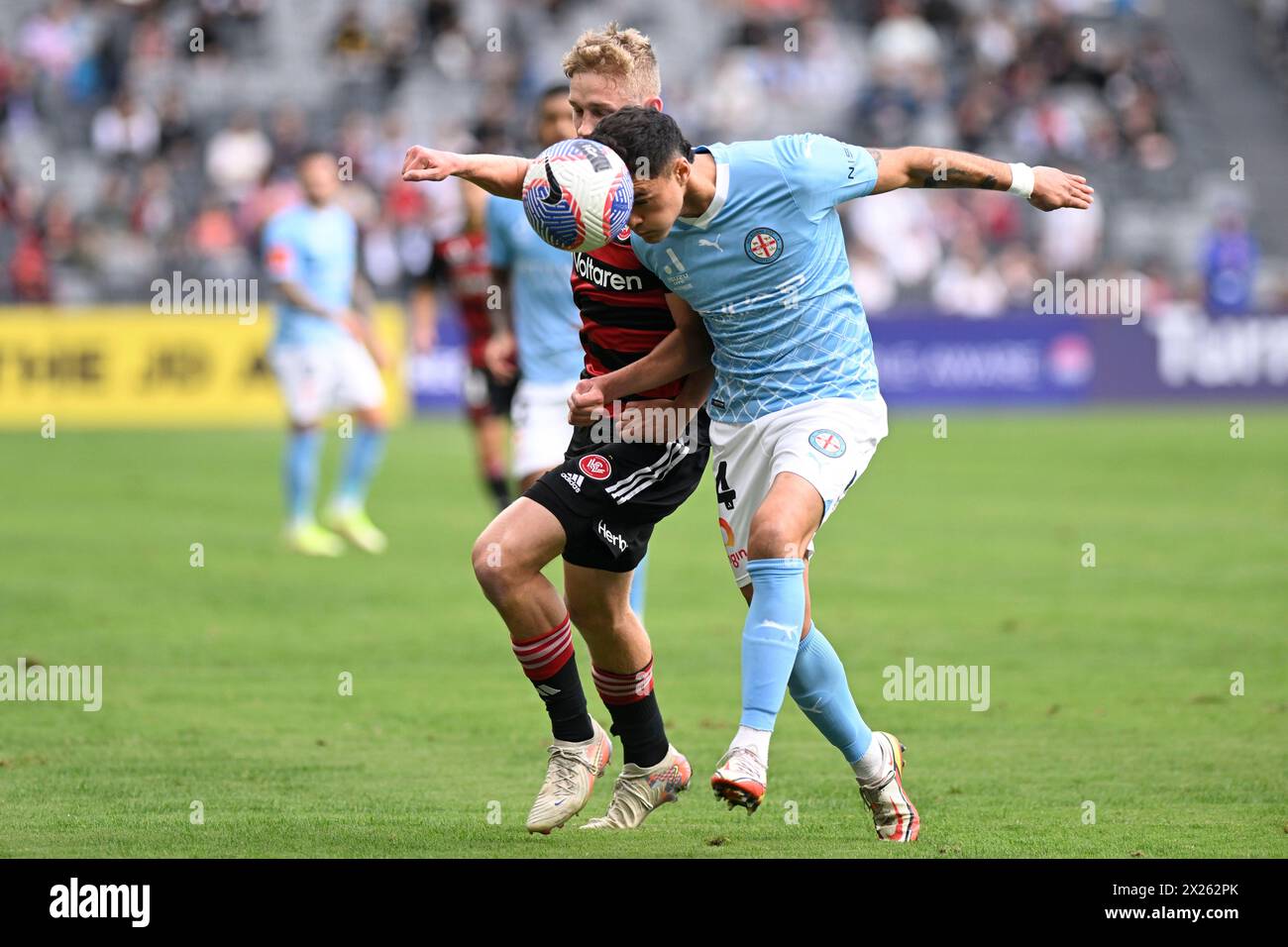 20 aprile 2024; CommBank Stadium, Sydney, NSW, Australia: A-League Football, WESTERN Sydney Wanderers contro Melbourne City; Vicente Fernandez della città di Melbourne dirige il pallone come Zac Sapsford dei Western Sydney Wanderers Challenges Foto Stock