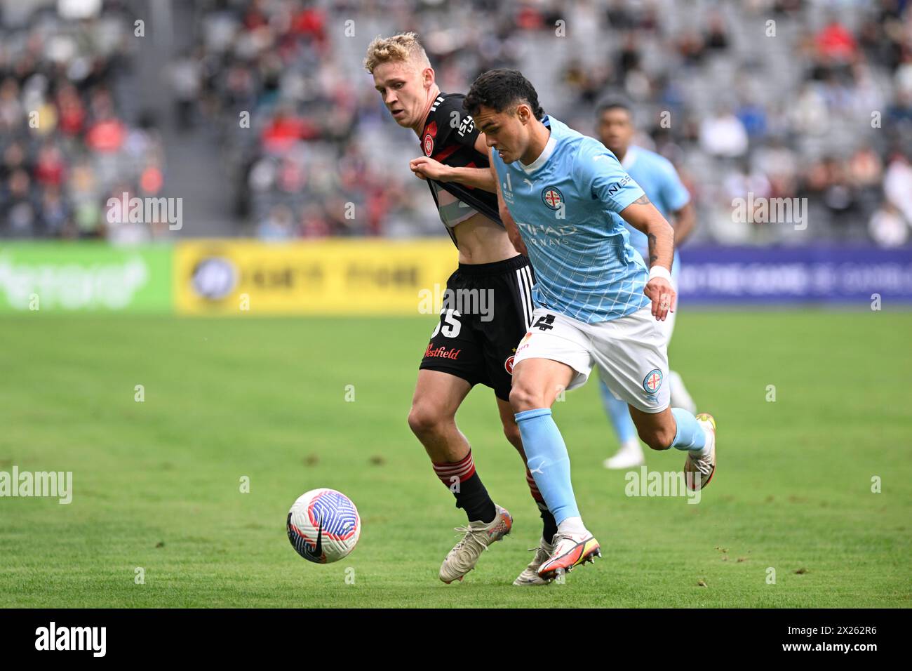 20 aprile 2024; CommBank Stadium, Sydney, NSW, Australia: A-League Football, WESTERN Sydney Wanderers contro Melbourne City; Vicente Fernandez della città di Melbourne sotto la pressione di Zac Sapsford dei Western Sydney Wanderers Foto Stock