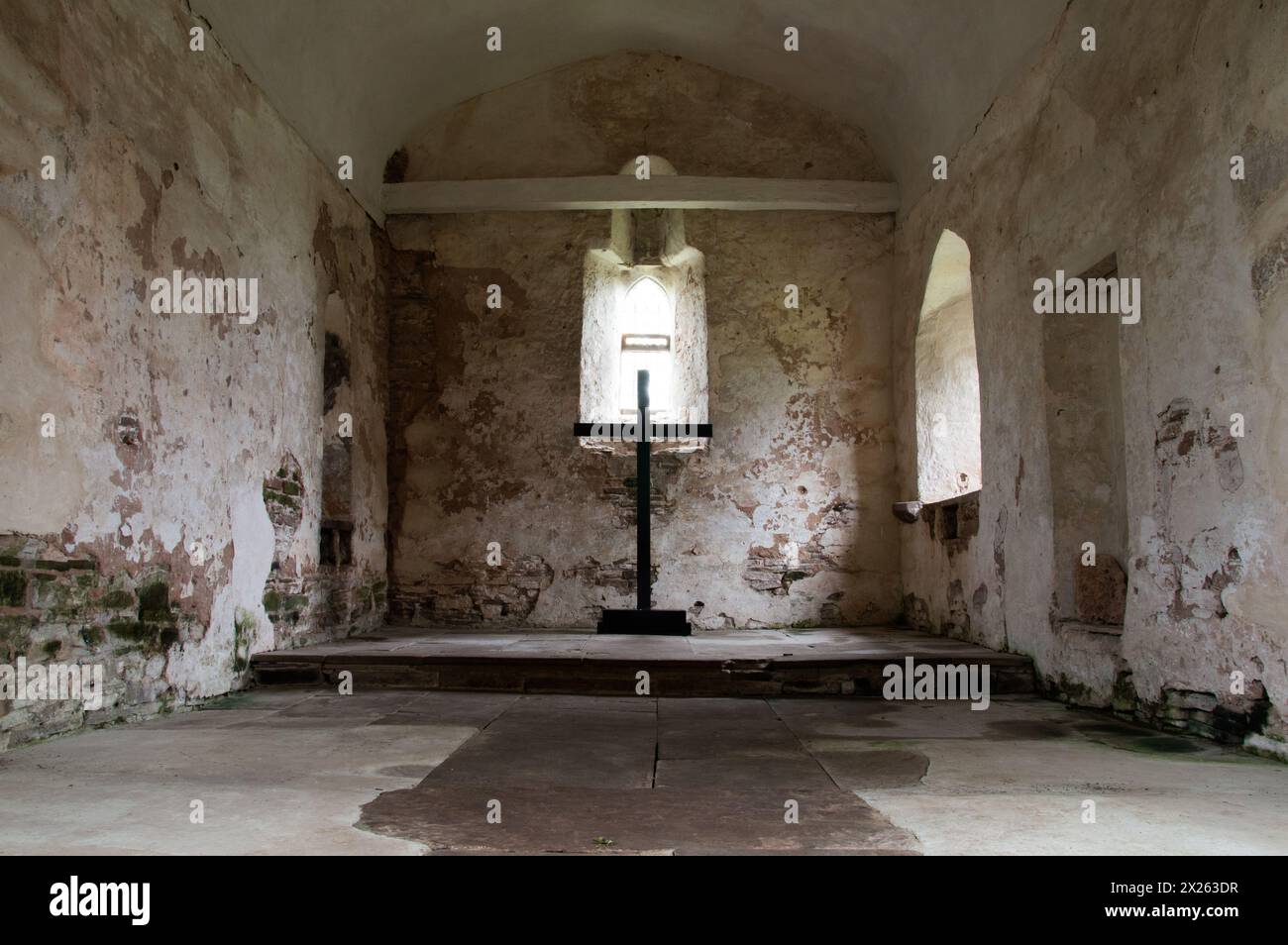 Una croce in una chiesa storica abbandonata. Foto Stock