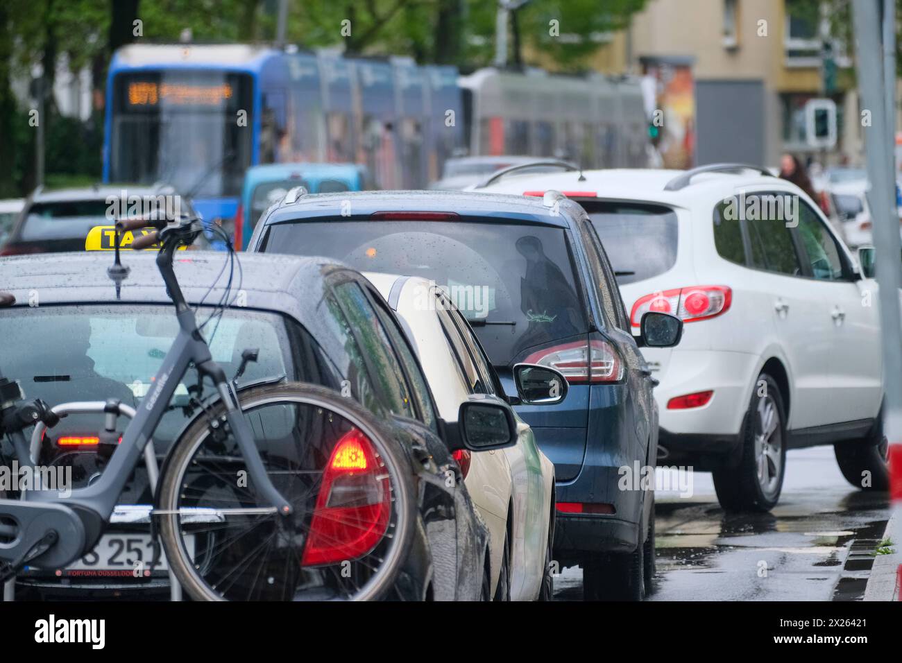 Düsseldorf 20.04.2024 Stau Autostau Verkehrsstau Innenstadt City Verkehr Umwelthilfe Bussgeld Tempobegrenzung Geschwindigkeitsbegrenzung CO2 Stickoxide Stickoxid Feinstaub Emission Luftreinhaltung Luftreinhalteplan Fahrverbote Verkehrskollaps Klimawandel Baustelle Benzinpreis Spritpreis Autos Parkhaus Parken Parkraum Feierabendverkehr tempo 30 Verkehrswende Mobilitätswende Innenstadtverkehr Benzinpreise Spritpreise Deutschlandticket Autopendler Automaut Citymaut ÖPNV Berufspendler Unfallgefahr Autoversicherung Vollkaskoversicherung Strassenbahn tram Düsseldorf Nordrhein-Westfalen Deutschland * Foto Stock