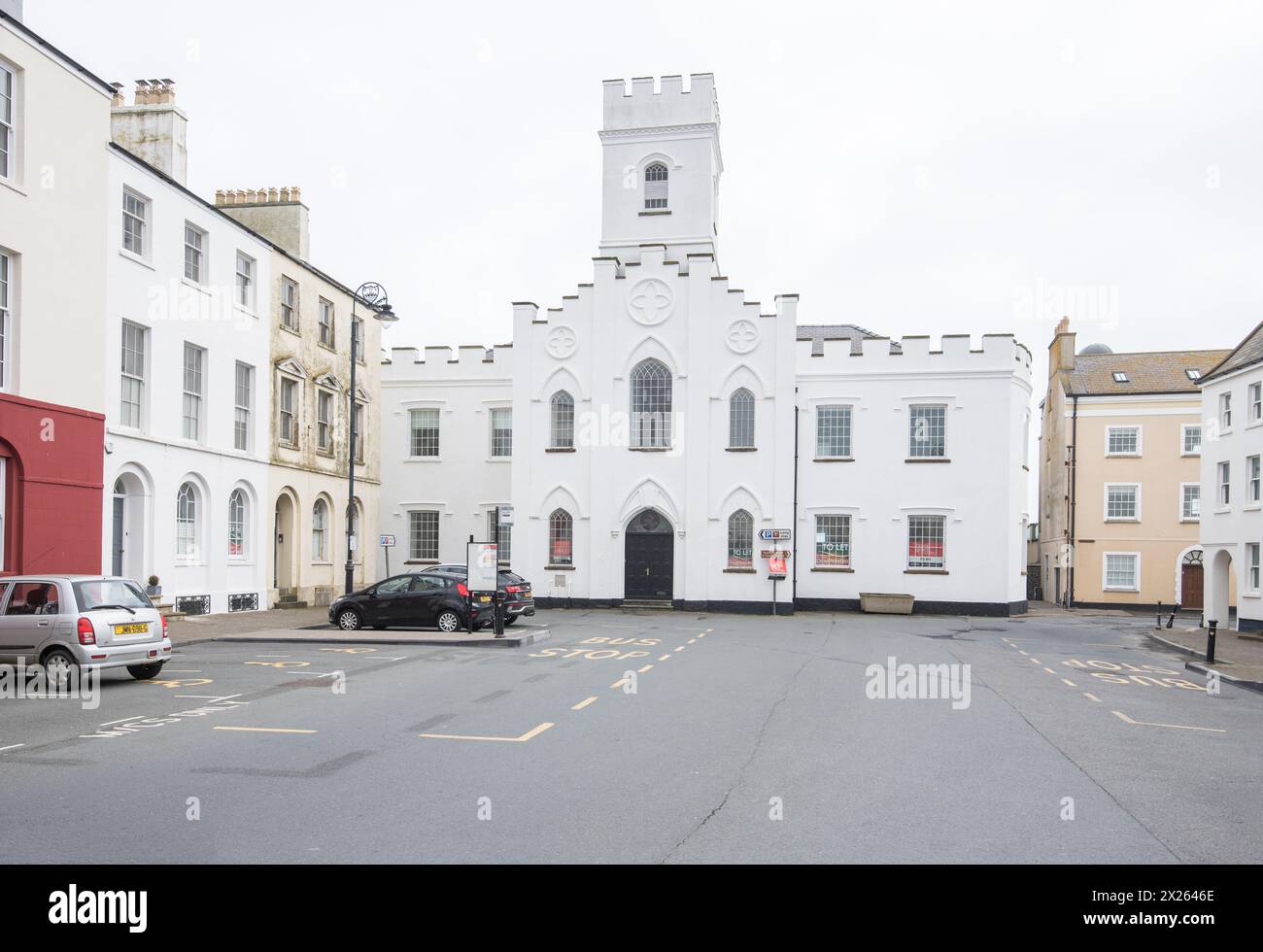 Impressionante edificio bianco nell'Isola di Man di Castletown che era precedentemente la Chiesa della guarnigione. Foto Stock