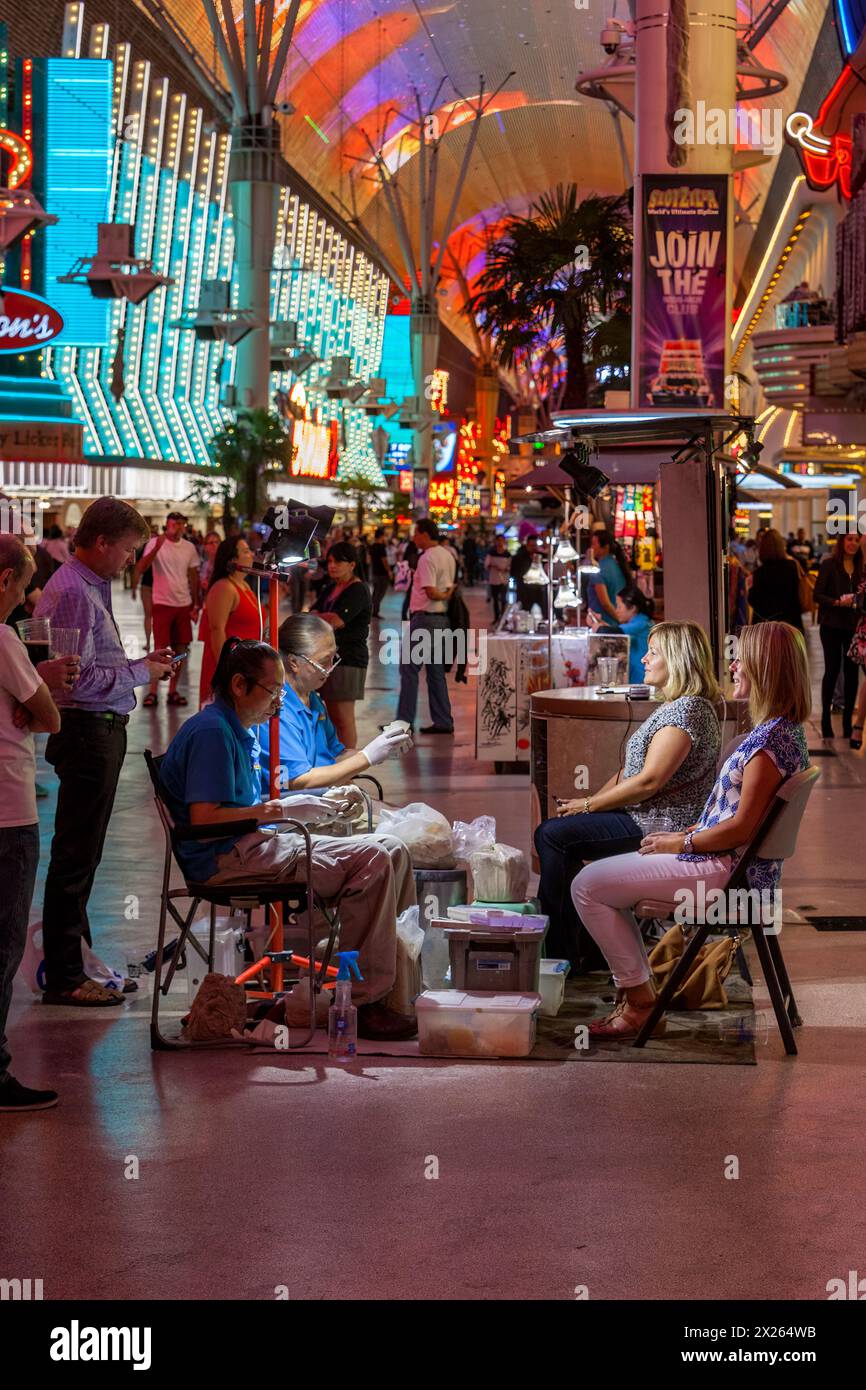Las Vegas, Nevada. Fremont Street. Scultori statuette di stampaggio dei clienti. Foto Stock