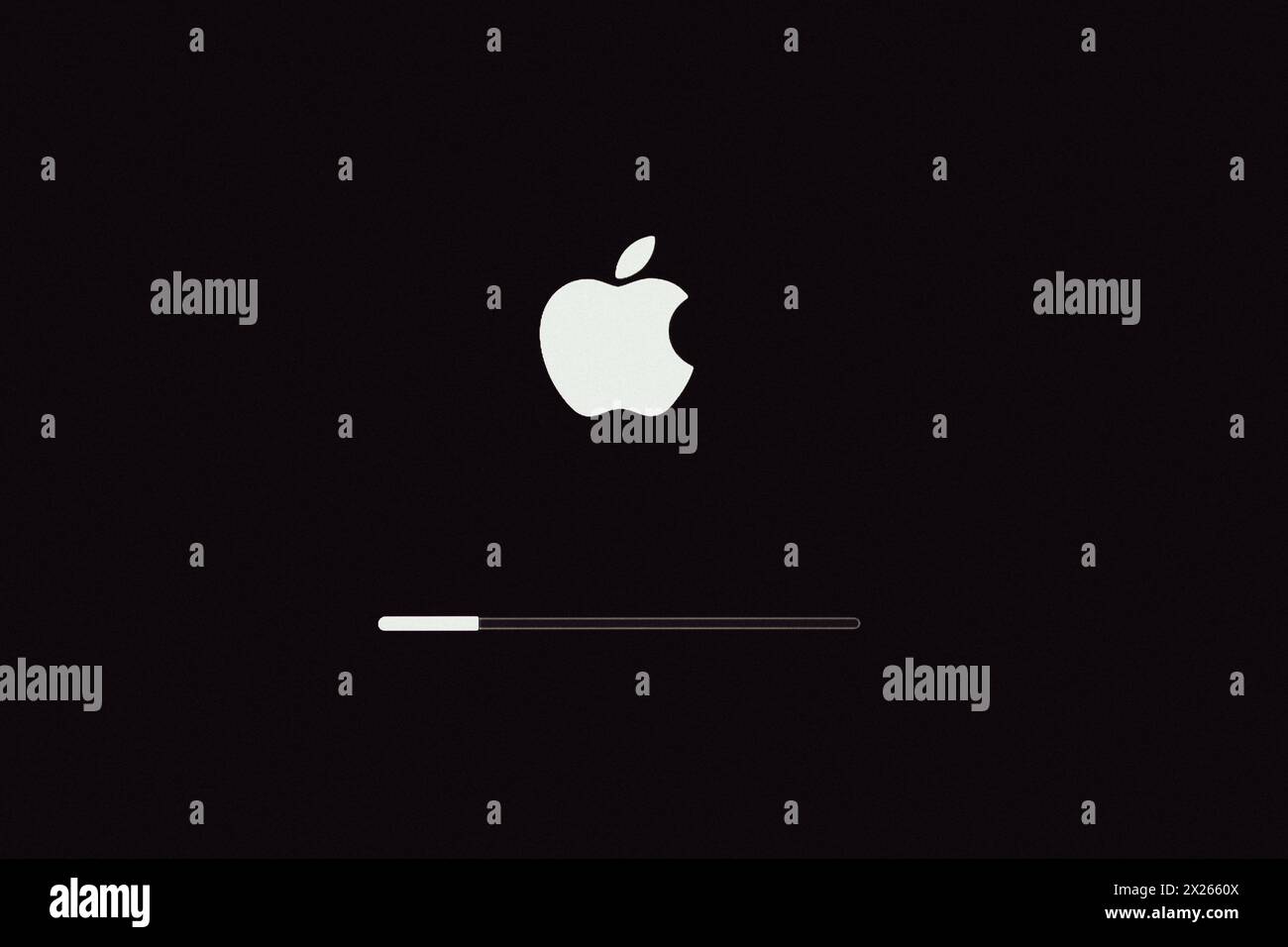 Kiev, Ucraina - 04 14 2024: Icona Apple sulla schermata di download. Servizio di download. Visualizzazione MacBook. Gadget moderno, orizzontale. Sistema operativo. Foto Stock