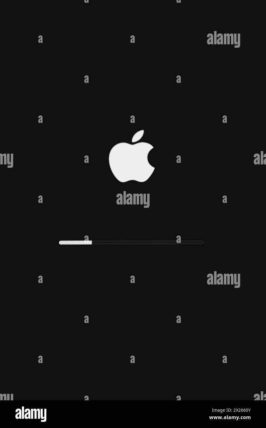 Kiev, Ucraina - 04 14 2024: Icona Apple sulla schermata di download. Servizio di download. Visualizzazione MacBook. Gadget moderno, verticale. Sistema operativo. Foto Stock