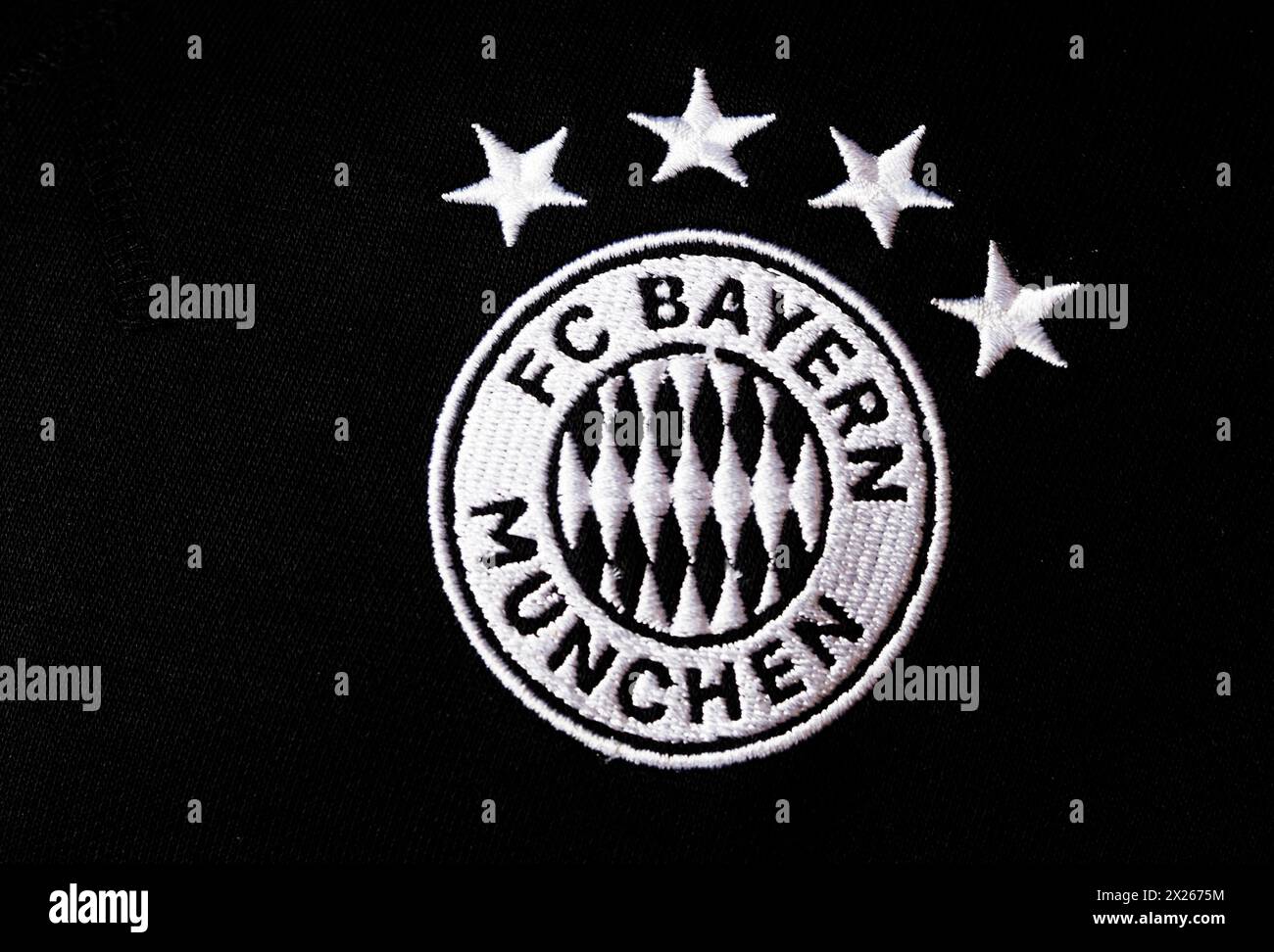 In questa immagine, il logo del FC Bayern Monaco è stato mostrato su un abbigliamento sportivo. Foto Stock