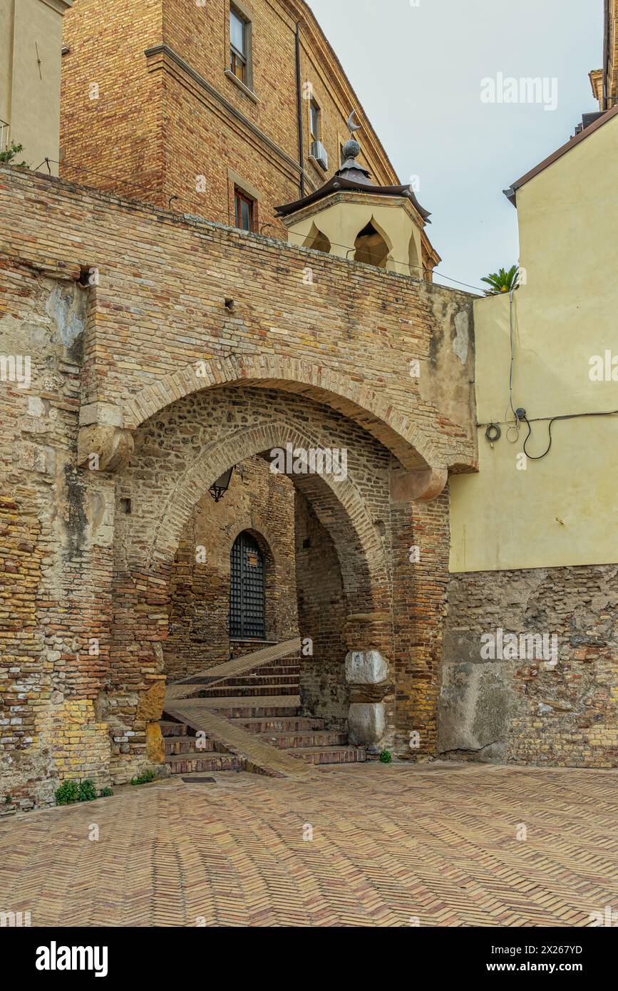 Da porta catena, una delle porte della città di vasto, si entra nella parte normanna della città. Vasto, provincia di Chieti, Abruzzo, Italia, Europa Foto Stock